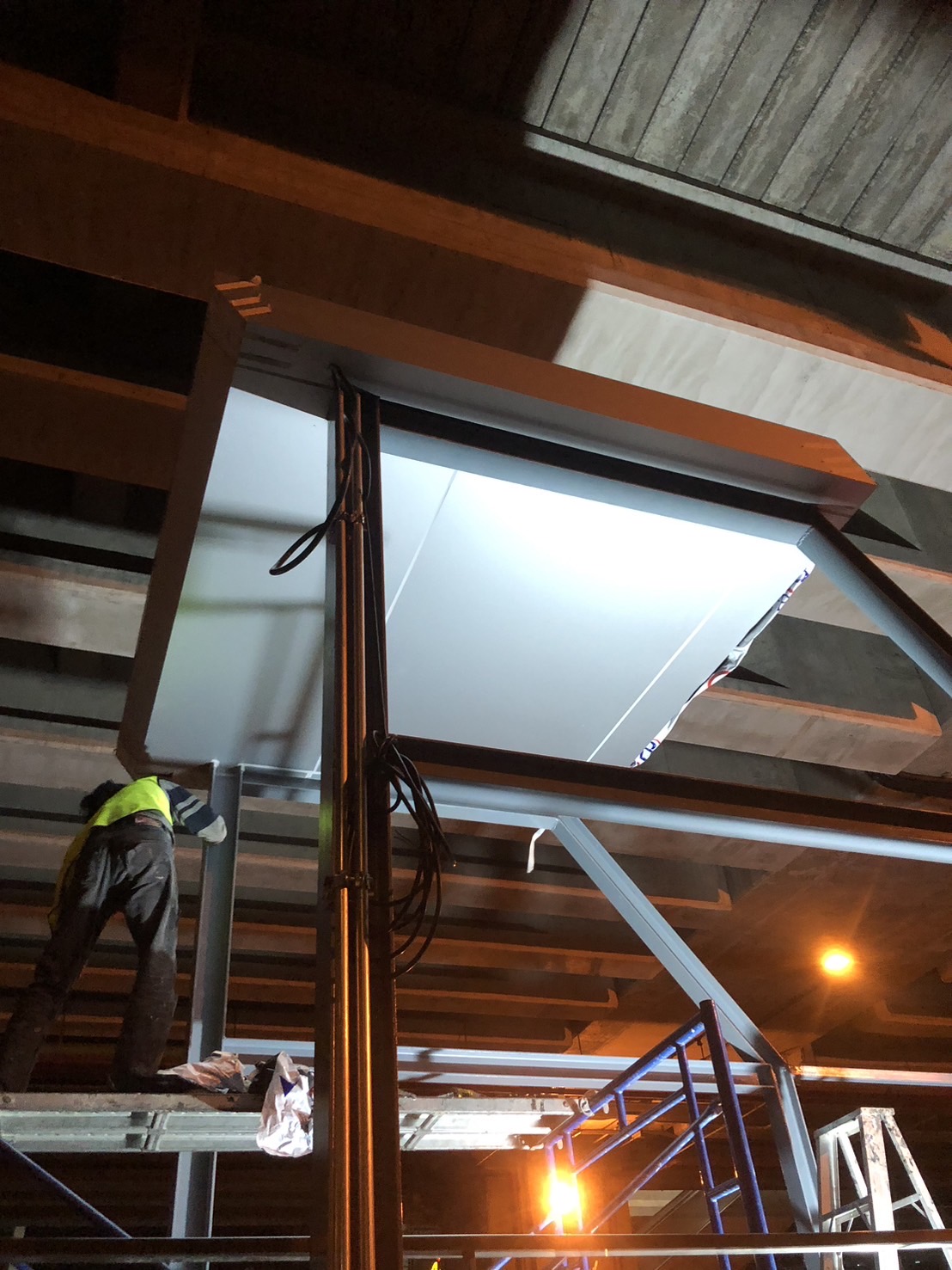 งานติดตั้งโครงสร้างเหล็กหุ้มอะลูมีเนียมคอมโพสิต