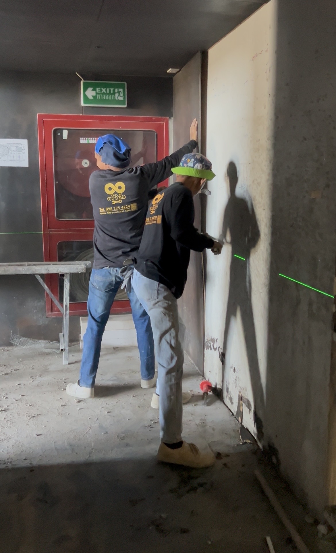 งานรื้อถอนผนังและพื้น