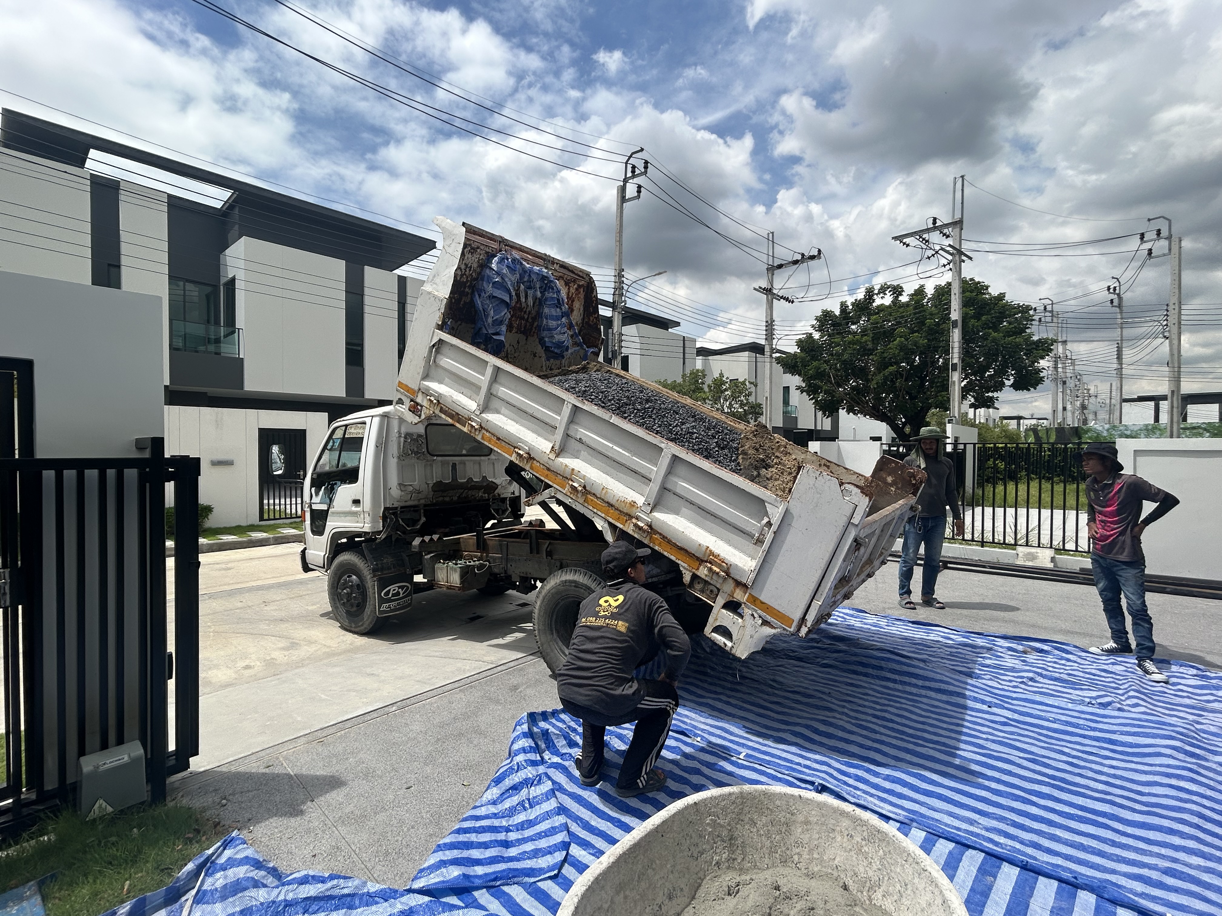 งานเทพื้นปรับระดับภายในบ้าน